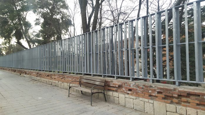 Uno de los tramos ya instalados del nuevo callado del futuro campus de Guadalajara. (Foto: La Crónic@)