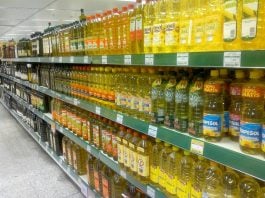 Lineal de aceite en un supermercado.