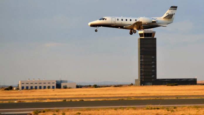 Inicios del aeropuerto de Ciudad Real. En la imagen, un avión utilizado para la calibración de los sistemas de tierra.