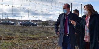 El alcalde y la consejera, ante la parcela que se va a ceder para la construcción de un nuevo colegio en Aguas Vivas.