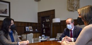 El alcalde se alegra de que la Escuela de Idiomas ocupe el «Río Tajo» El alcalde, reunido con la responsable de la Escuela de Idiomas de Guadalajara.