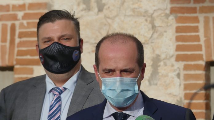 Alberto Rojo, en el momento de hacer estas declaraciones; detrás, el concejal Fernando Parlorio. (Foto: La Crónic@)