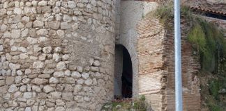 Restos del alcázar desde el parque del Barranco del Alamín. (Foto: Archivo de La Crónic@)