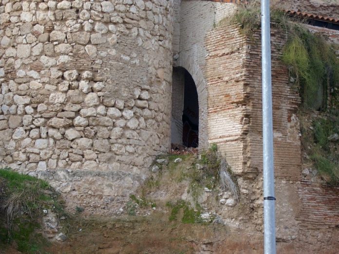 Restos del alcázar desde el parque del Barranco del Alamín. (Foto: Archivo de La Crónic@)