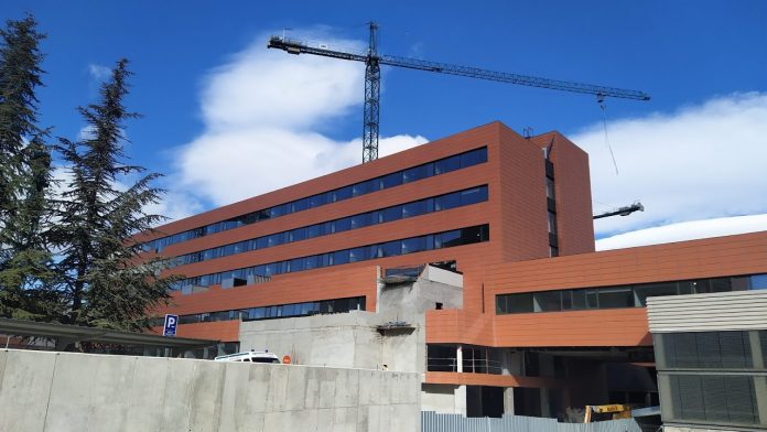 Exterior de la ampliación del Hospital de Guadalajara, en febrero de 2021. (Foto: La Crónic@)