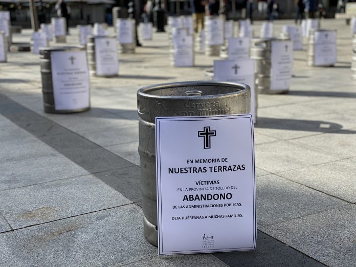 Barriles de cerveza en la plaza de Zocodover, como protesta de los hosteleros de Toledo.