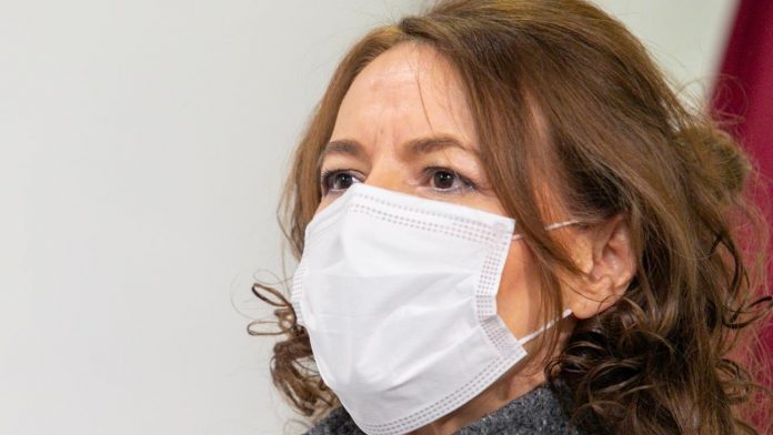 La consejera de Bienestar Social, Aurelia Sánchez, ante los periodistas.