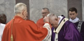 Imposición de la ceniza al papa Francisco.