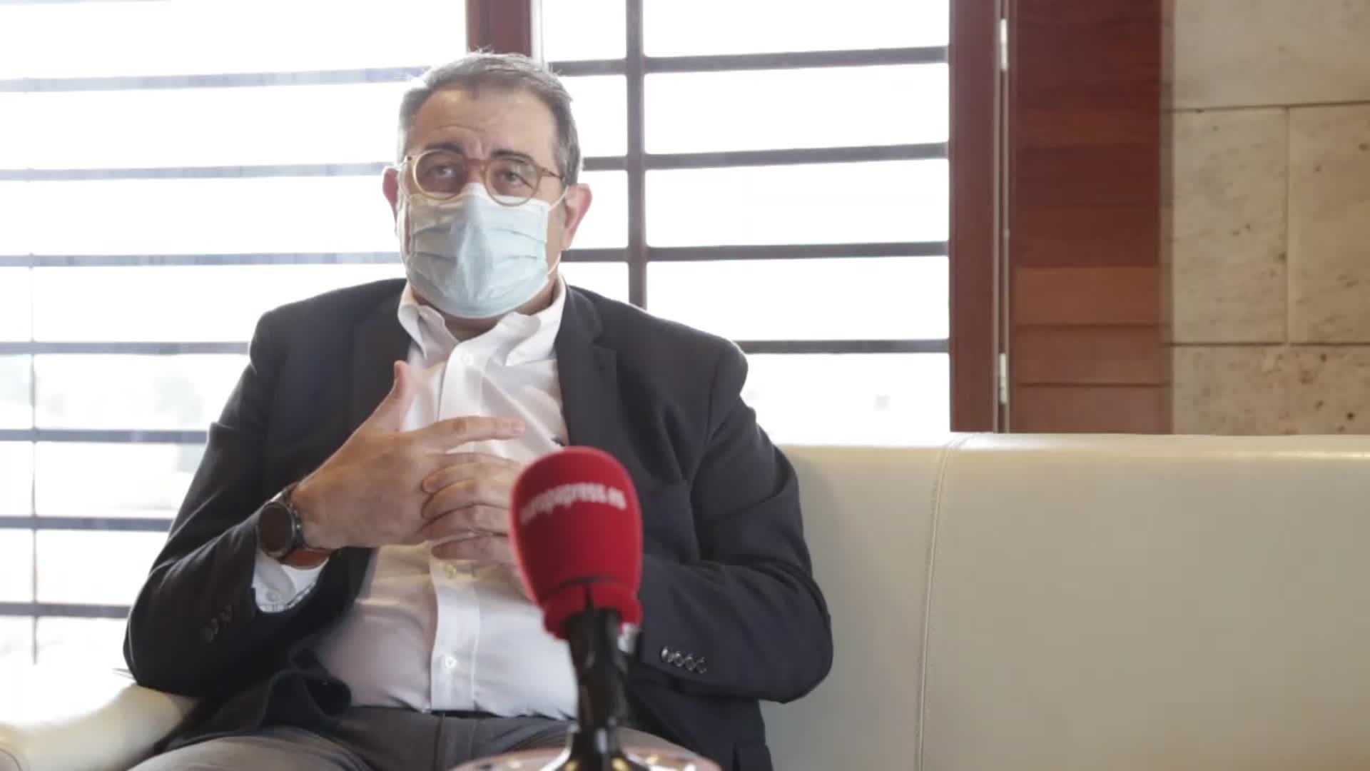 El consejero de Sanidad de Castilla-La Mancha, Jesús Fernández Sanz, durante la entrevista.