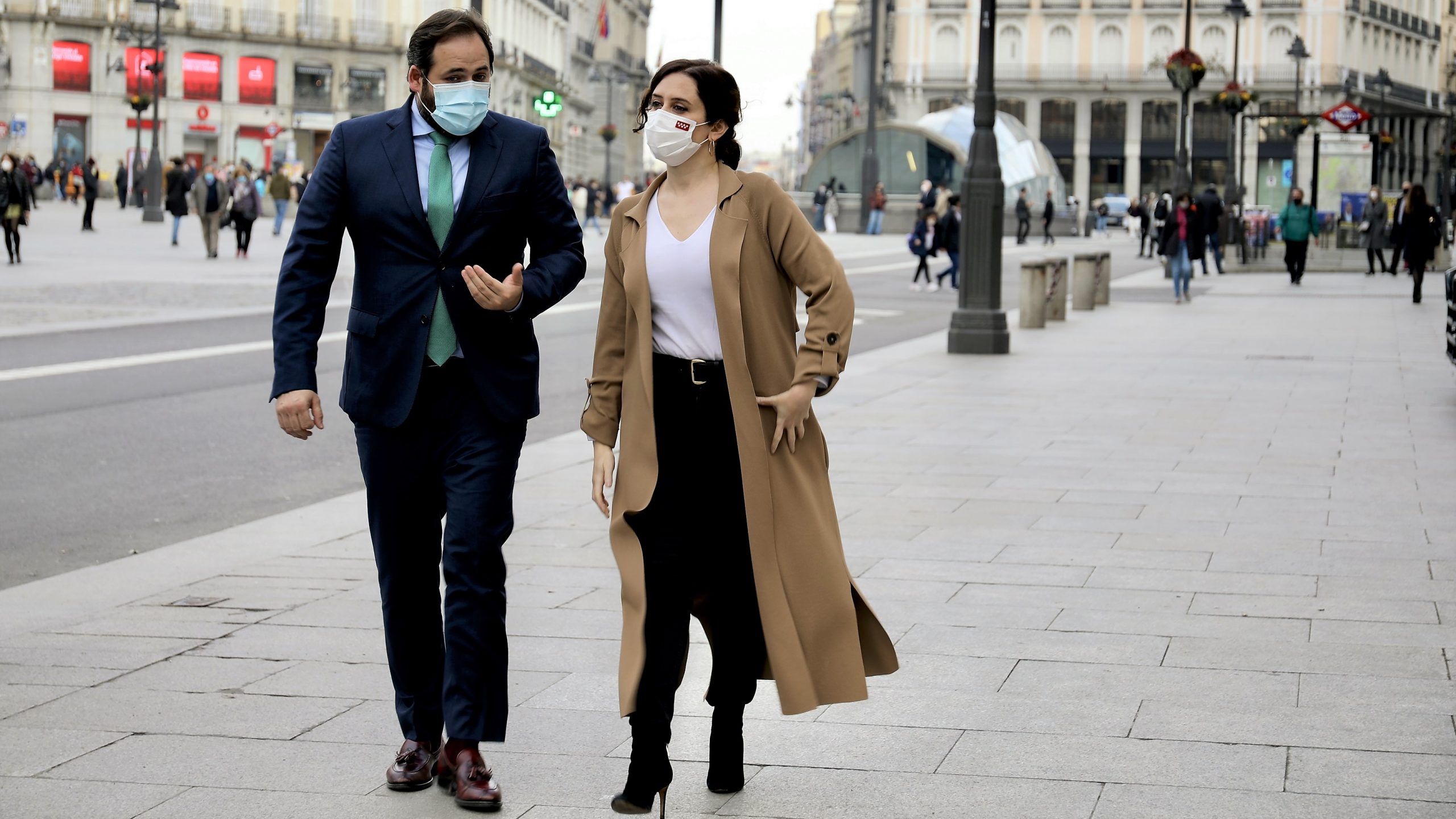 Núñez y Díaz Ayuso en la Puerta del Sol, ante la sede de la Comunidad de Madrid, el 4 de febrero de 2021.