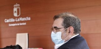 Jesús Fernández Sanz, consejero de Sanidad de Castilla-La Mancha, durante la entrevista. (Foto: EP)