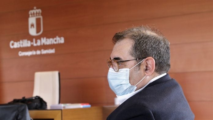 Jesús Fernández Sanz, consejero de Sanidad de Castilla-La Mancha, durante la entrevista. (Foto: EP)