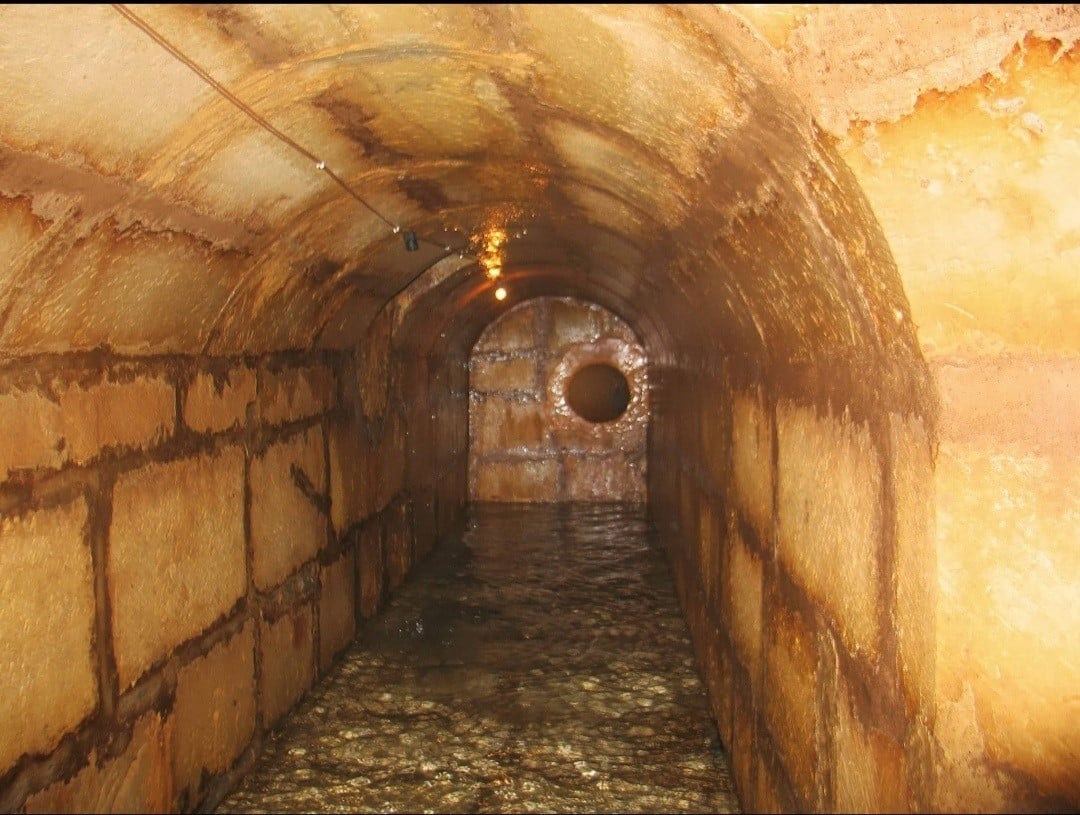 Interior fuente de la fuente de los trece caños, en Albalate de Zorita.