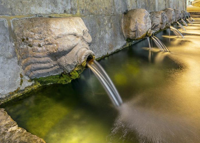 Algunos de los trece caños de la histórica fuente de Albalate de Zorita.