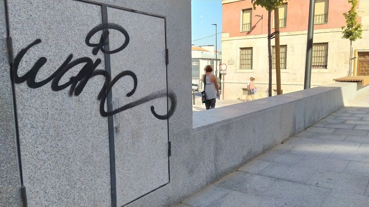Cualquier superficie para buena para vandalizar con una firma los espacios públicos. (Foto: La Crónic@) Cualquier superficie para buena para vandalizar con una firma los espacios públicos. (Foto: La Crónic@)
