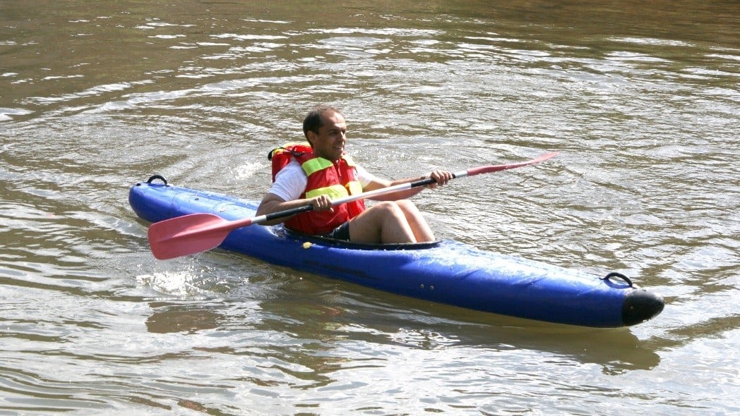 Daniel Jiménez, navegando en canoa por el Henares, cerca del puente árabe, en sus años de oposición a Antonio Román.