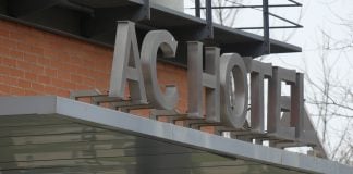 Mil niños y sus familias llenan estos días Guadalajara por el voleibol Acceso a un hotel de Guadalajara. (Foto: La Crónic@)
