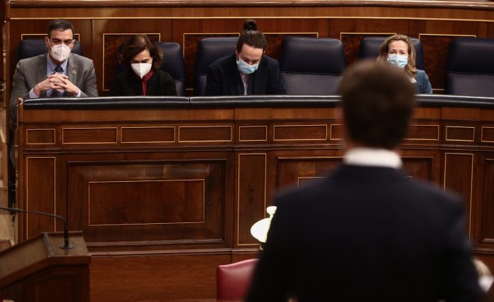 Estrepitosamente separados se han mostrado en el Congreso Pedro Sánchez y Pablo Iglesias, así como sus respectivos grupos parlamentarios. (Foto: EP)
