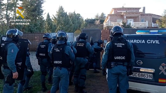 Efectivos de la Guardia Civil ante el chalet de Illana donde se cultivaba la marihuana.