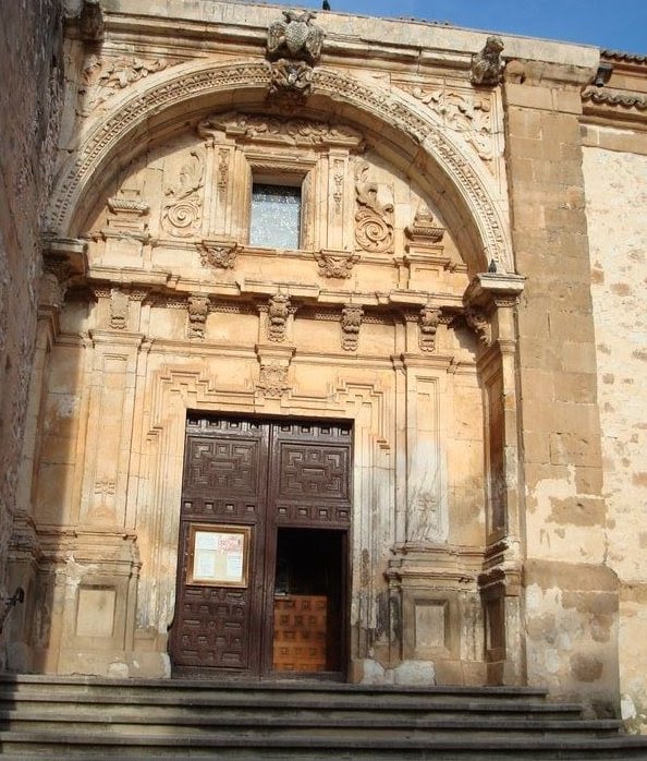 Fachada de la iglesia parroquial de Jadraque.