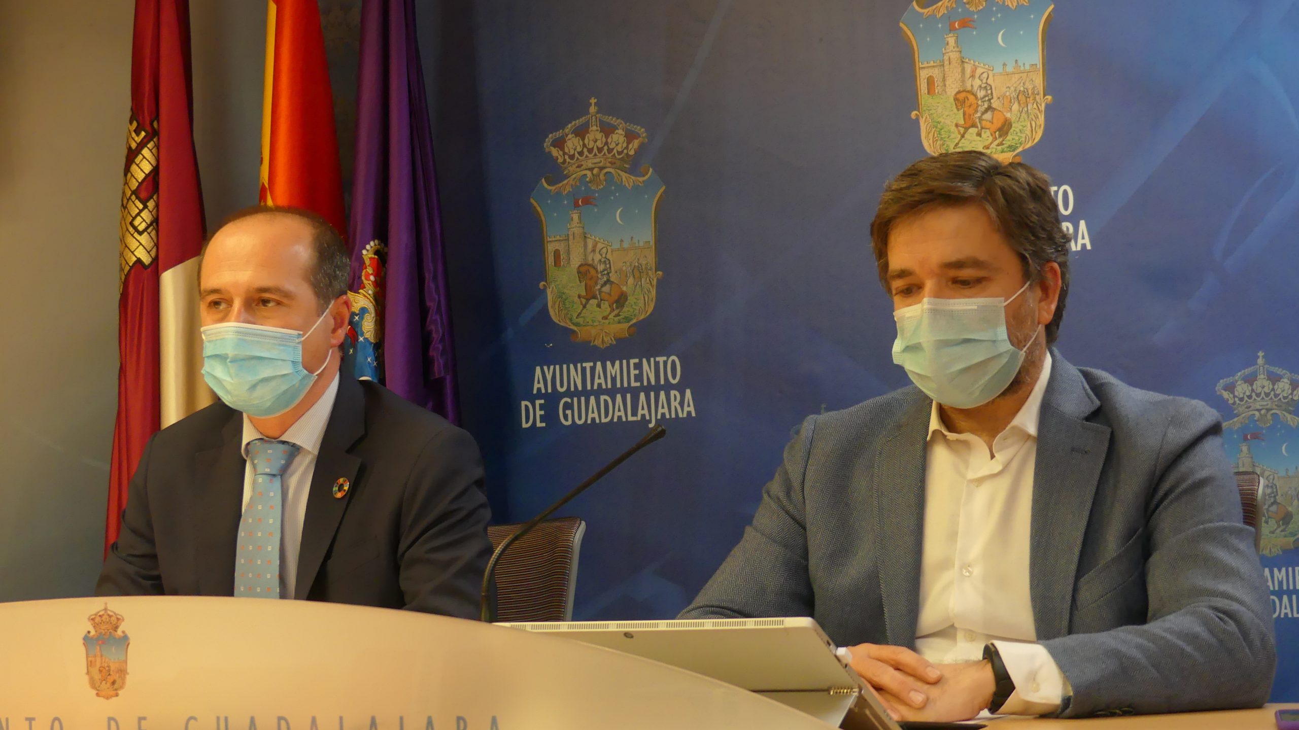 Alberto Rojo y Rafael pérez Borda en su rueda de prensa del 8 de febrero de 2021 en el Ayuntamiento de Guadalajara. (Foto: La Crónic@)