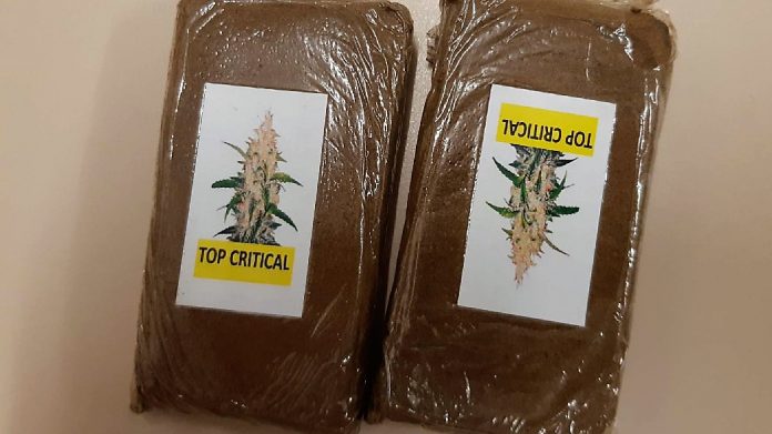 Las dos pastillas de hachís intervenidas por la Guardia Civil en Maranchón el 31 de enero de 2021.