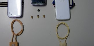 Pinganillos utilizados en 2016 en Guadalajara para engañar en el teórico del examen de conducir.