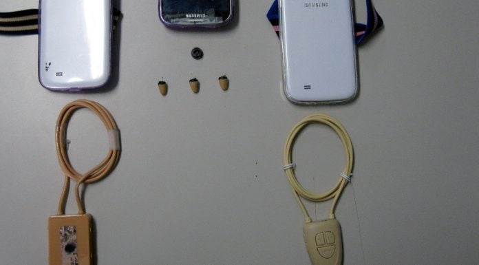 Hacer trampas en la PAU va a ser más difícil este año Pinganillos utilizados en 2016 en Guadalajara para engañar en el teórico del examen de conducir.