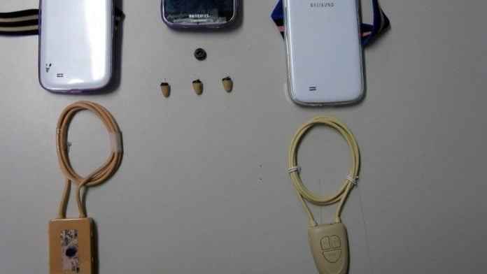 Pinganillos utilizados en 2016 en Guadalajara para engañar en el teórico del examen de conducir.