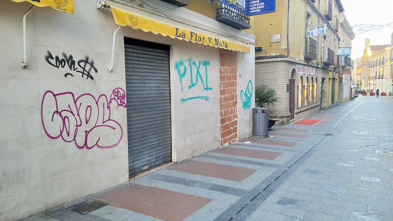 Al poco de cerrar este histórico local se empezó a llenar la pared de pintadas, incluso en plena Calle Mayor. (Foto: La Crónic@) Al poco de cerrar este histórico local se empezó a llenar la pared de pintadas, incluso en plena Calle Mayor. (Foto: La Crónic@)