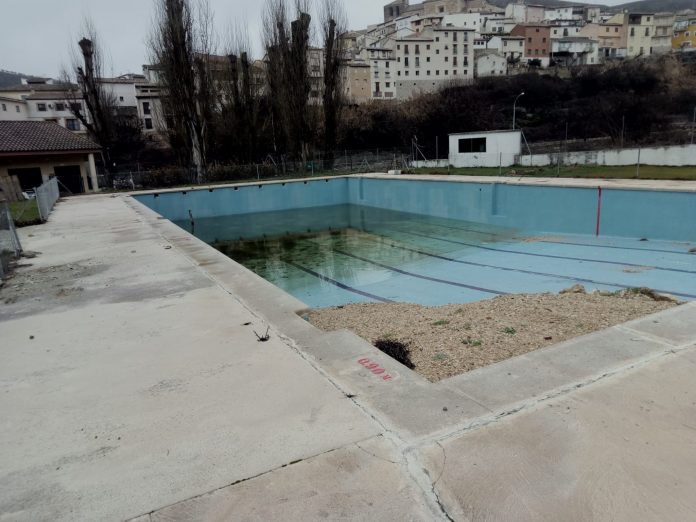 Piscina municipal de Pastrana en el invierno de 2021.