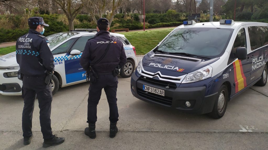 Agentes de la Policía Nacional y de la Policía Local, en Guadalajara.