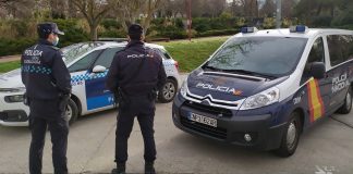 Los policías evitaron que muriese una mujer en Guadalajara Agentes de la Policía Nacional y de la Policía Local, en Guadalajara.