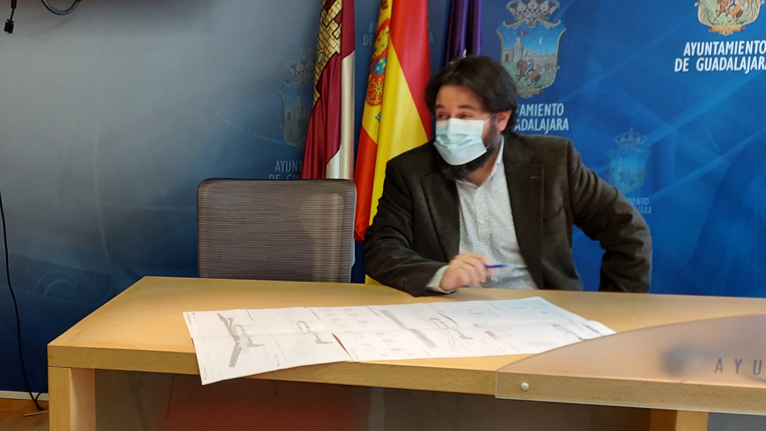 Jorge Riendas, con los planos del proyecto del Alcázar de Guadalajara.