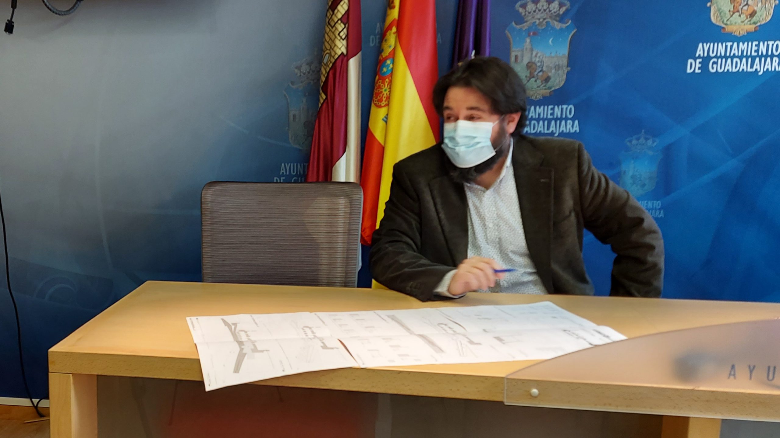 Jorge Riendas, con los planos del proyecto del Alcázar de Guadalajara.