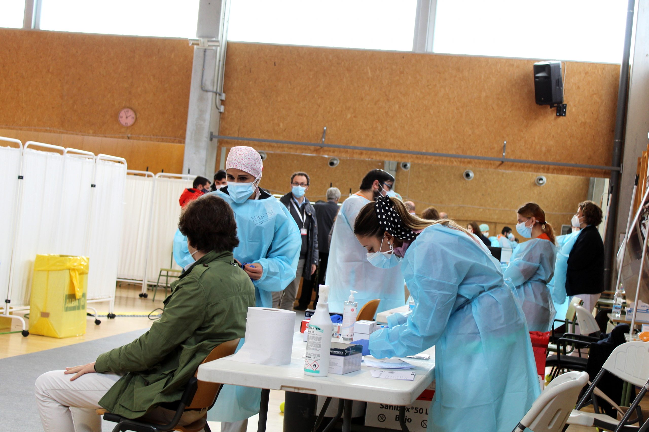 Test de antígenos a jóvenes, a cargo de la Comunidad de Madrid, en un recinto de la Universidad de Alcalá.