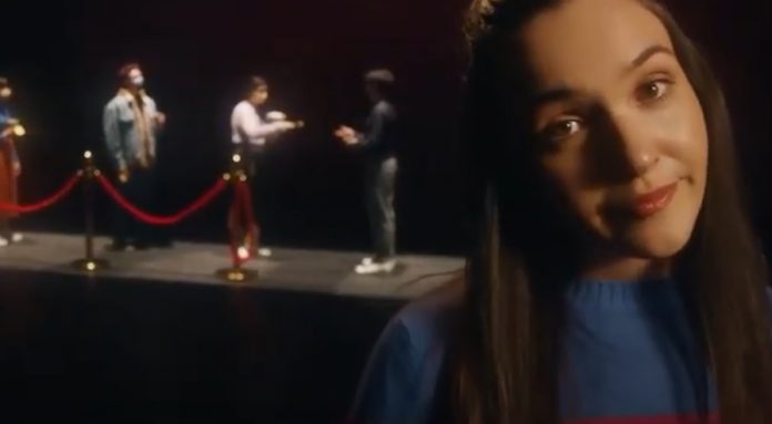 La joven protagonista del vídeo producido por el Ayuntamiento de Guadalajara, en acción.