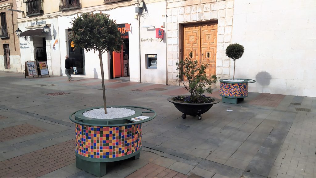 Nuevas jardineras en la Calle Mayor de Guadalajara, el 22 de marzo de 2021. (Foto: La Crónic@)