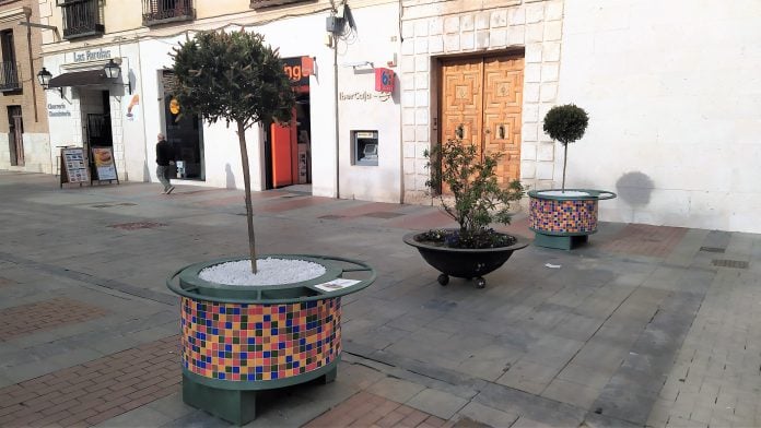 Nuevas jardineras en la Calle Mayor de Guadalajara, el 22 de marzo de 2021. (Foto: La Crónic@)