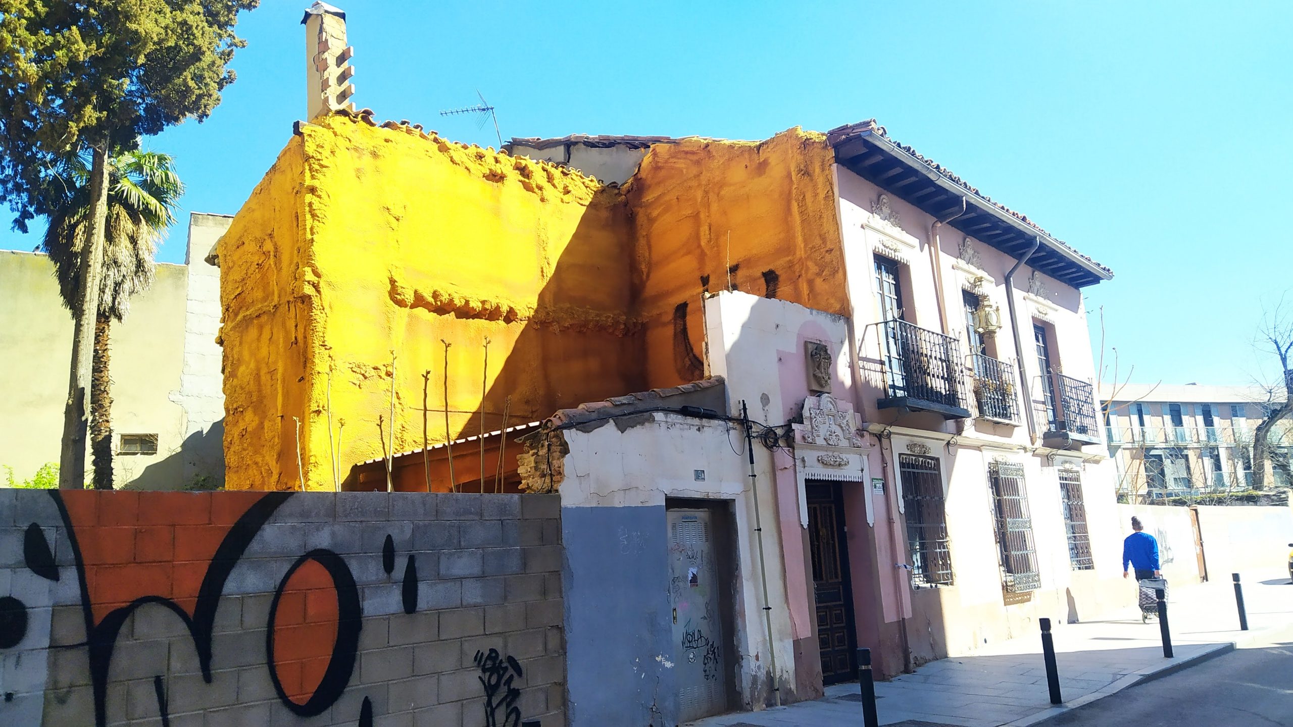 El edificio que fue de Carlos Santiesteban y todo el entorno se encuentran en un estado lamentable. (Foto: La Crónic@)