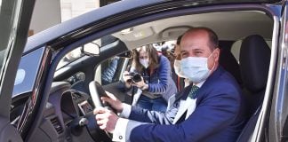 Alberto Rojo, al volante del coche eléctrico cedido por seis meses al Ayuntamiento de Guadalajara.