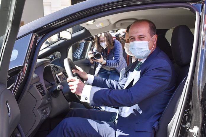 Alberto Rojo, al volante del coche eléctrico cedido por seis meses al Ayuntamiento de Guadalajara.
