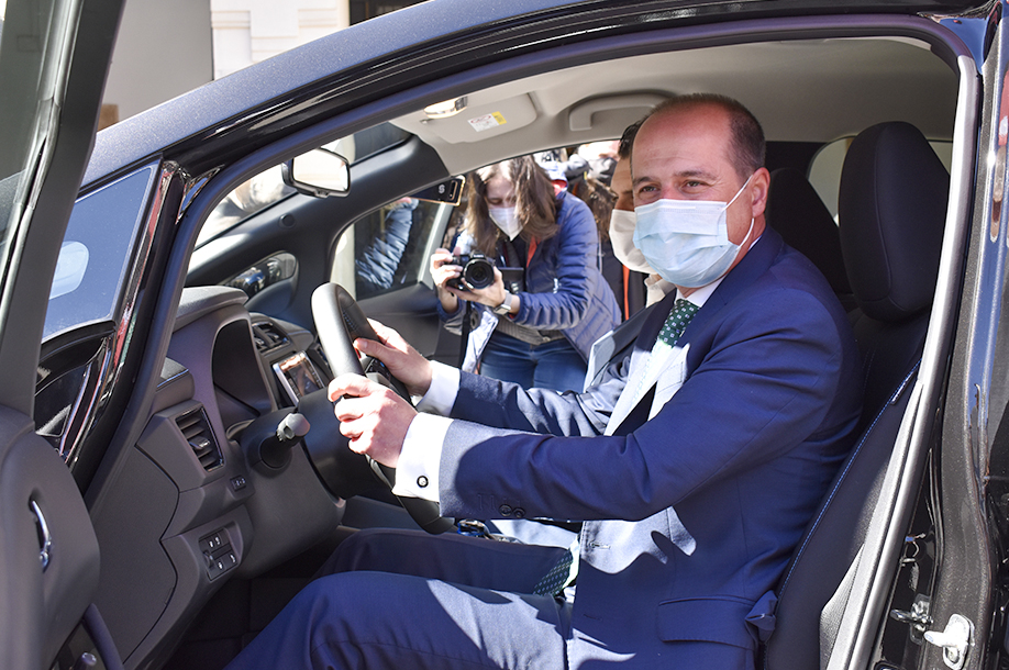 Alberto Rojo, al volante del coche eléctrico cedido por seis meses al Ayuntamiento de Guadalajara.
