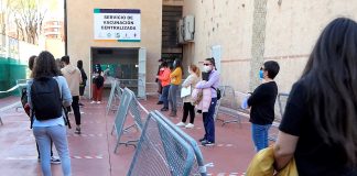 Primera jornada de vacunaciones en el polideportivo de San José, de Guadalajara, el 25 de marzo de 2021.