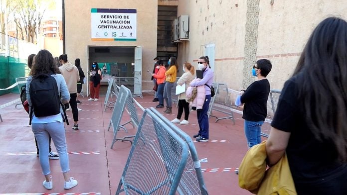 Primera jornada de vacunaciones en el polideportivo de San José, de Guadalajara, el 25 de marzo de 2021.