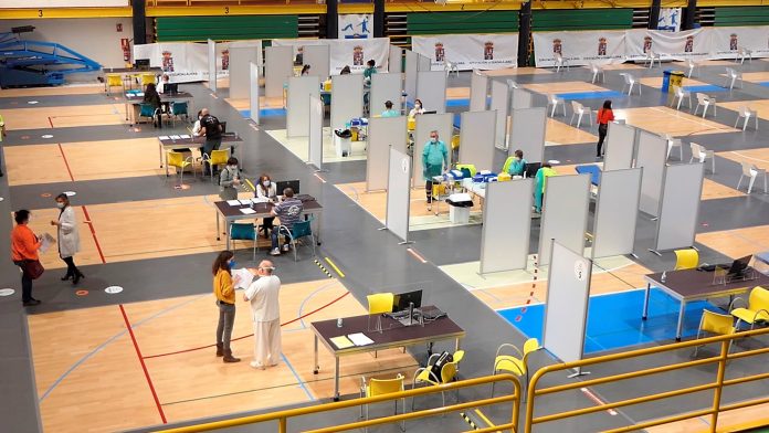 Vacunación en la pista del polideportivo San José el 25 de marzo de 2021.