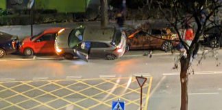 El coche del accidente, "encamado" sobre otro en la calle Constitución.