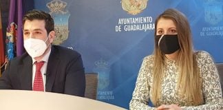 José Luis Alguacil e Itziar Asenjo, durante su rueda de prensa el 3 de marzo de 2021 en el Ayuntamiento de Guadalajara.