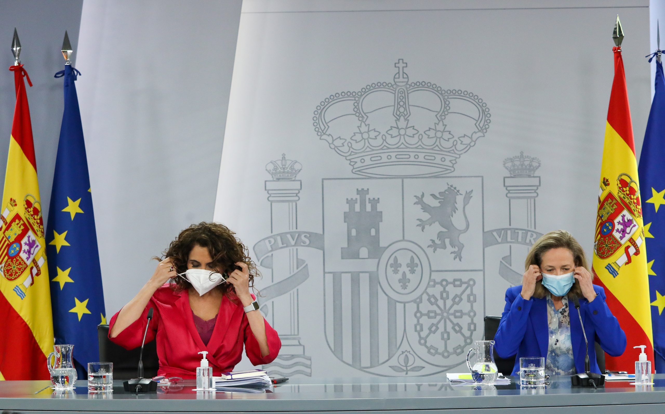 Nadia Calviño y María Jesús Montero, en rueda de prensa en el Palacio de la Moncloa.