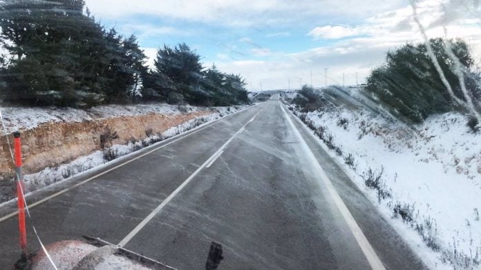 Carretera con nieve y hielo.